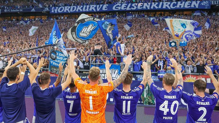 Der FC Schalke 04 feiert nach Spielschluss mit seinen Fans das Last-Minute-Remis gegen Borussia Mönchengladbach.