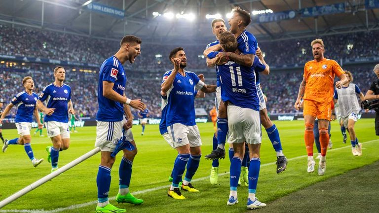 Der FC Schalke 04 feiert den späten Punktgewinn gegen Borussia Mönchengladbach.