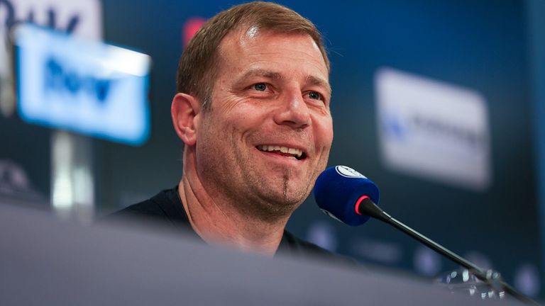 Schalke-Trainer Frank Kramer steht der Presse Rede und Antwort.