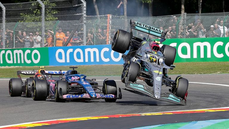 Lewis Hamilton (rechts) en Fernando Alonso komen in Spa in de eerste ronde met elkaar in botsing.