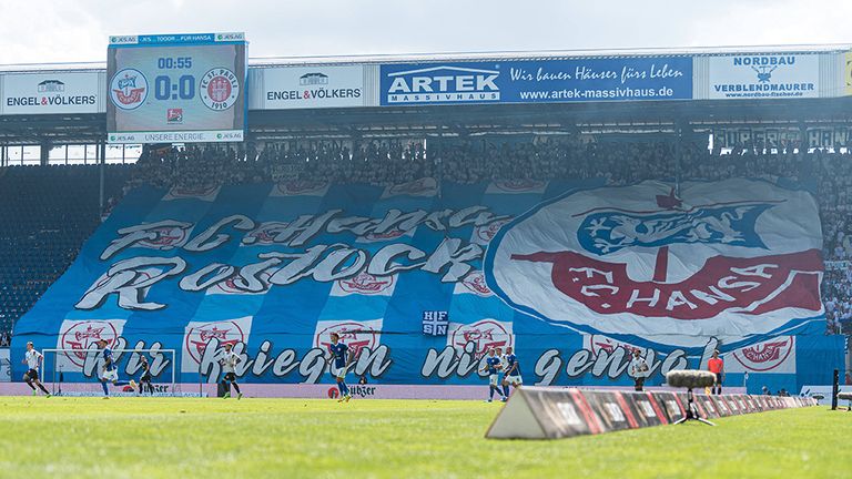 Beim Spiel zwischen Hansa Rostock und dem FC St. Pauli sorgten Fan-Banner für einen Eklat.