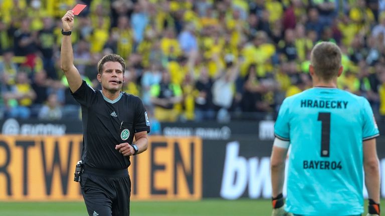 Lukas Hradecky sah im Topspiel gegen Dortmund die Rote Karte.