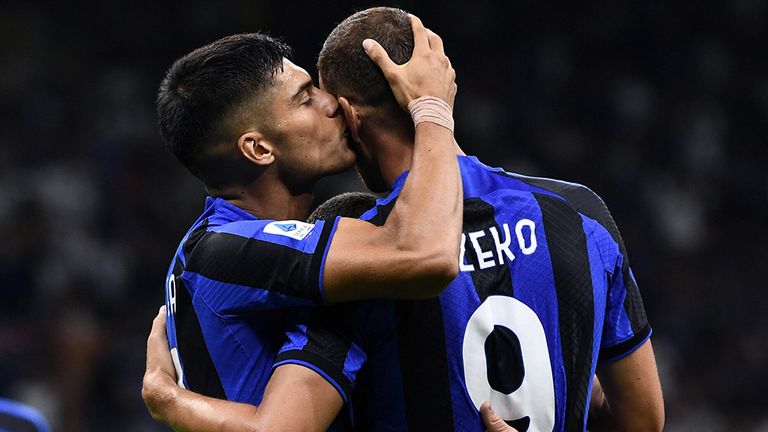 Joaquin Correa und Edin Dzeko feiern den zweiten Saisonsieg von Inter.