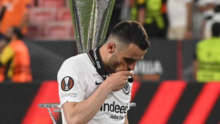 Er führte Eintracht Frankfurt zum Europa League Sieg. Filip Kostic wusste in Frankfurt zu überzeugen, doch entschied sich gegen eine weitere Saison in der Bundesliga und für Juventus. Wie die SGE-Fans Kostic empfangen, wäre interessant zu sehen. 