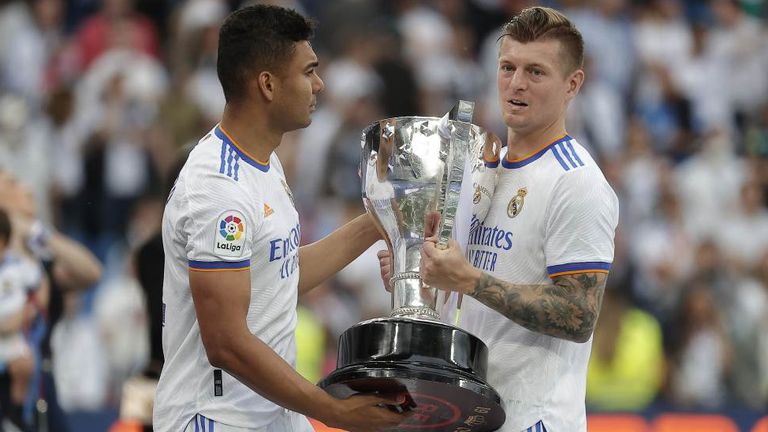 Tono Kroos (r.) hat sich von seinem langjährigen Mittelfeld-Partner Casemiro (l.) verabschiedet.