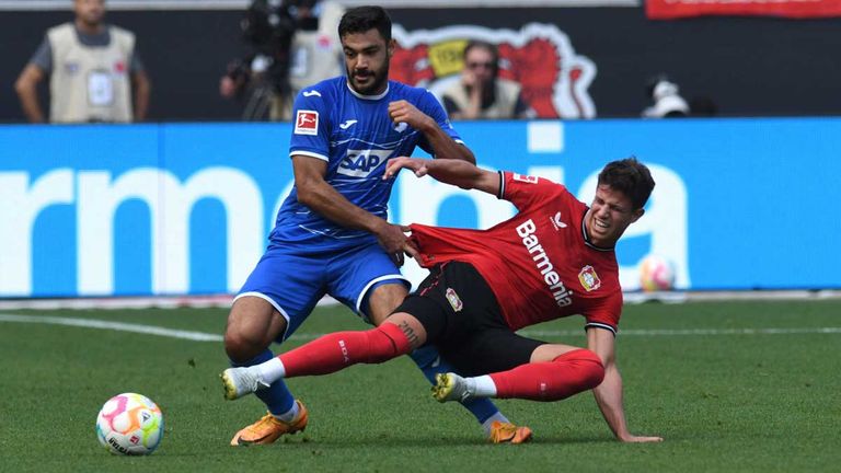 Adam Hlozek (r.) und Bayer Leverkusen kassieren gegen Ozan Kabak (l.) und die TSG Hoffenheim im dritten Saisonspiel die dritte Niederlage und rutschen damit ans Tabellenende. 