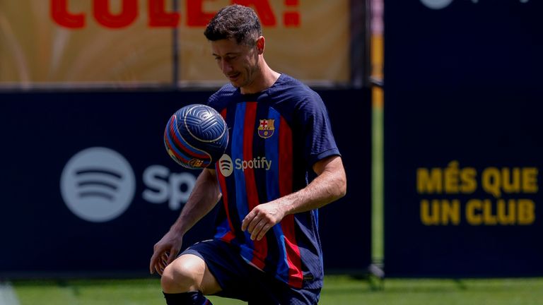 Robert Lewandowski legte bei seiner Vorstellung im Camp Nou ein paar Kunststücke mit dem Ball hin.