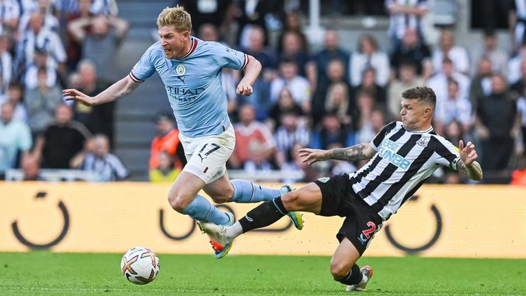 Kevin De Bruyne (l.) und Manchester City liefern sich gegen Newcastle United einen torreichen Schlagabtausch.