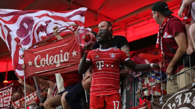 Sadio Mane feiert den ersten Bundesliga-Sieg und sein erstes Bundesliga-Tor mit den Bayern-Fans.