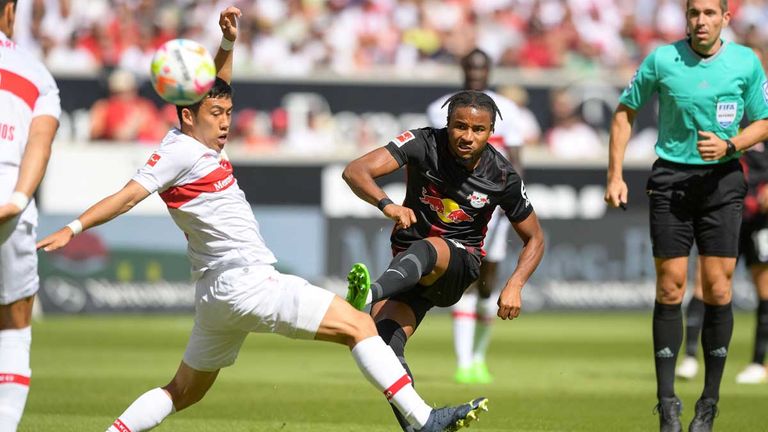 Christopher Nkunku (r.) und RB Leipzig kommen beim VfB Stuttgart nicht über ein Remis zum Saisonauftakt hinaus.