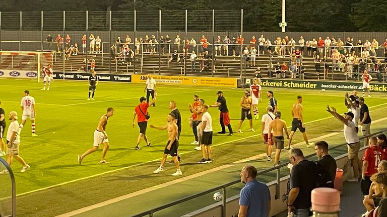 Die Partie zwischen Köln II und RW Oberhausen musste abgebrochen werden. Fans rannten auf das Spielfeld.