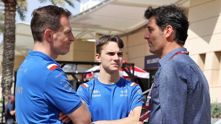 Oscar Piastri (mitte) im Gespräch mit Manager Mark Webber (r.) und Alpine-CEO Laurent Rossi.