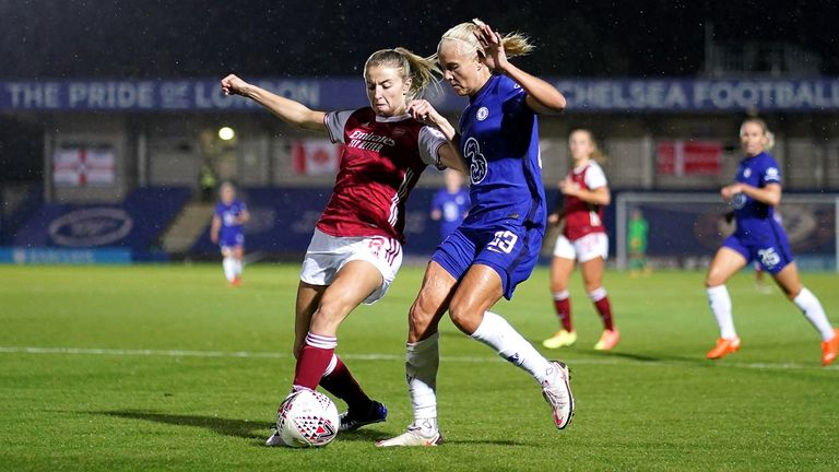 Pernille Harder (r.) im Duell mit Leah Williamson. 