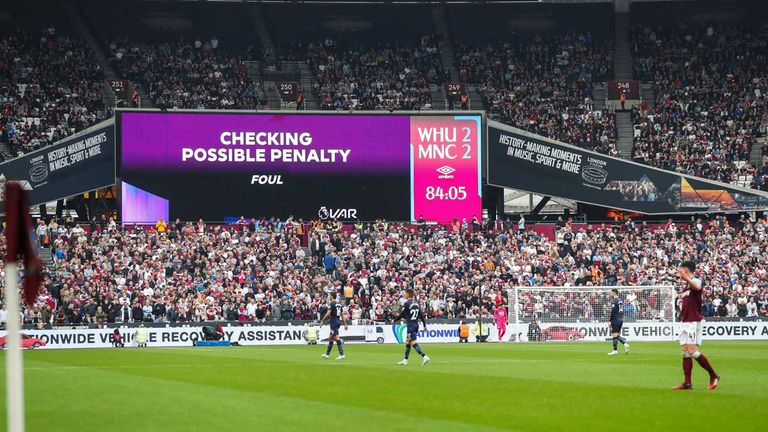 Die Premier League will zukünftig mehr Transparenz rund um VAR-Entscheidungen.