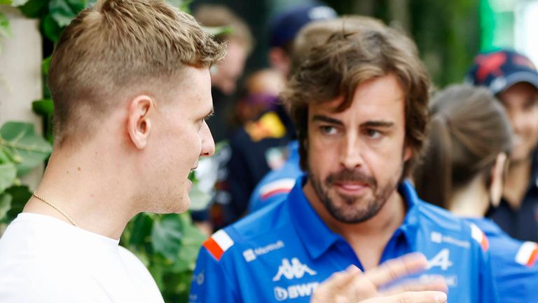 Fernando Alonso (r.) fährt in Zukunft für Aston Martin. Die Zukunft von Mick Schumacher ist dagegen noch nicht geklärt.