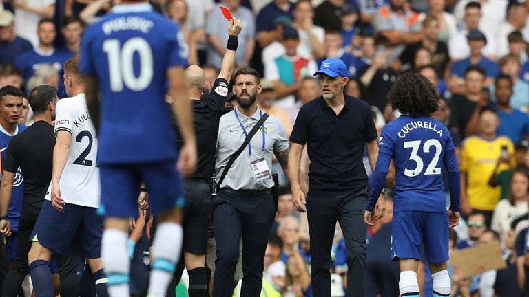 Schiedsrichter Anthony Taylor sah sich am Ende gezwungen Tuchel und Conte die Rote Karte zu zeigen. Eine "Fehlentscheidung", wie der Chelsea-Coach im Nachgang findet.