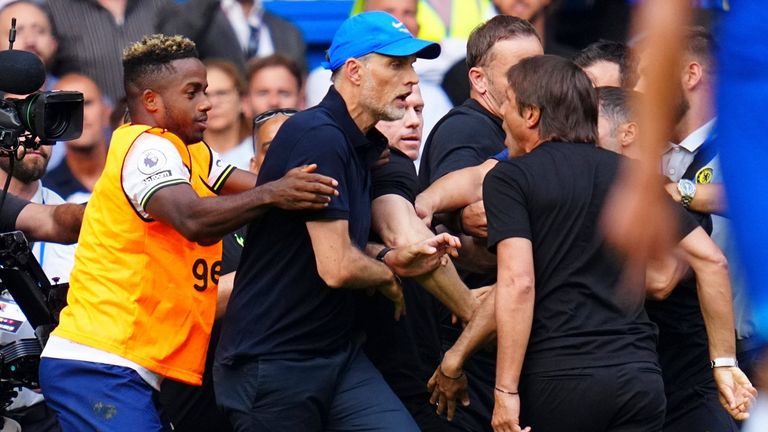 Nach dem hitzigen London-Derby kochten die Emotionen weiter hoch. Während des Handshakes zwischen Spurs-Coach Antonio Conte und Chelsea-Trainer Thomas Tuchel kam es zum Zoff, der nur von den Trainerteams und den Spielern beendet werden konnte.