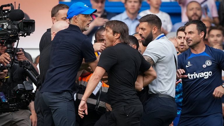 Nach dem hitzigen London-Derby kochten die Emotionen weiter hoch. Während des Handshakes zwischen Spurs-Coach Antonio Conte und Chelsea-Trainer Thomas Tuchel kam es zum Zoff, der nur von den Trainerteams und den Spielern beendet werden konnte.