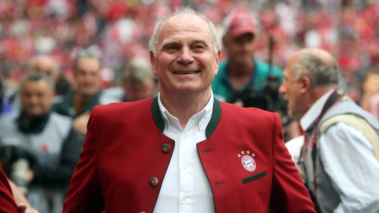 Bayern-Ehrenpräsident Uli Hoeneß adelt Hasan Salihamidzic für den Transfer von Sadio Mane.