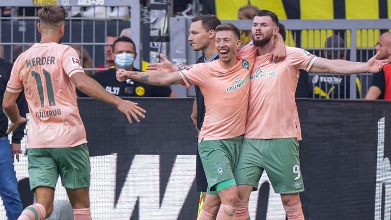 Mitchell Weiser (M.) bereitete das 3:2 von Oliver Burke (r.) vor.