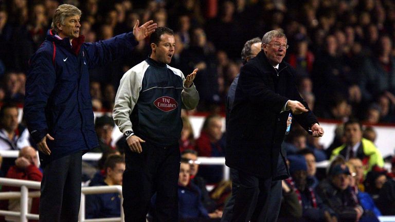 2004: Manchester United beendet Wengers und Arsenals Serie von 49 Spielen ohne Niederlage. Nach dem Spiel soll es im Tunnel zu Streitigkeiten gekommen sein und Sir Alex Ferguson wurde angeblich mit einem Stück Pizza beworfen.