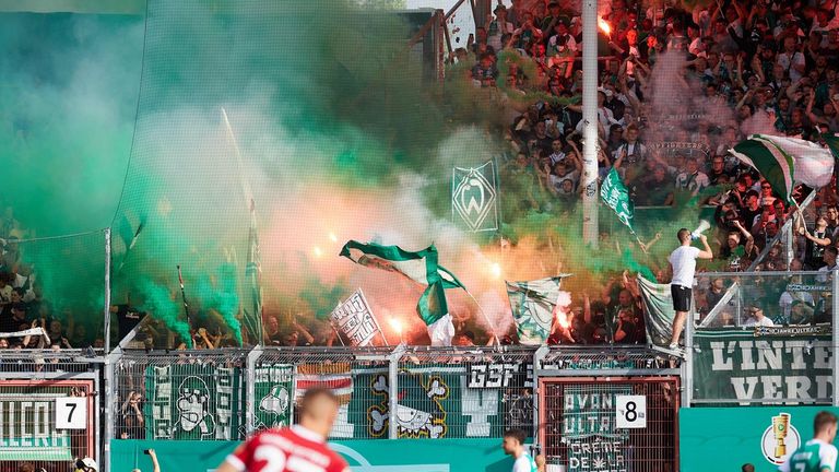 Werder-Fans zündeten im DFB-Pokal gegen Cottbus Pyrotechnik.