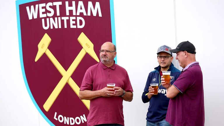 Die Fans von West Ham United müssen für ein Bier im Stadion tief in die Tasche greifen.