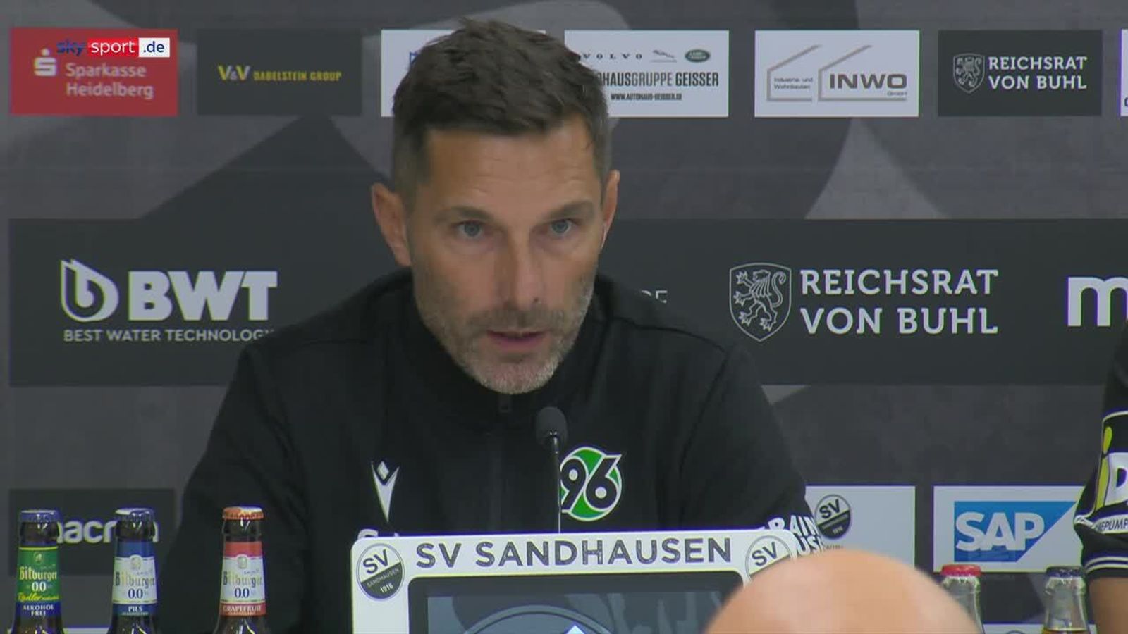 Hannover 96 Trainer Leitl muss sich nach knappem Sieg "beruhigen