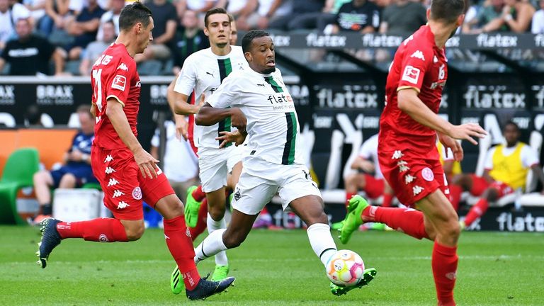 Läuft Gladbachs Alassane Plea (M.) bald für die Nationalmannschaft von Mali auf?