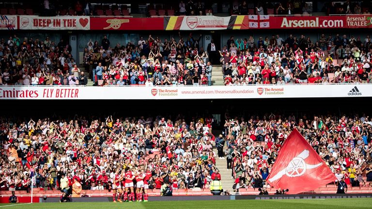 Die Zuschauerränge bei der Partie FC Arsenal gegen Tottenham Hotspur im Emirates Stadium sind voll.