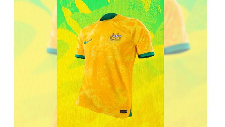 AUSTRALIEN: Die Mannschaft aus Down Under spielt bei der WM 2022 im traditionellen gelben Look. grüne Akzente werden dabei nur am Ärmel und im Kragen gesetzt. (Bildquelle: footyheadlines.com)