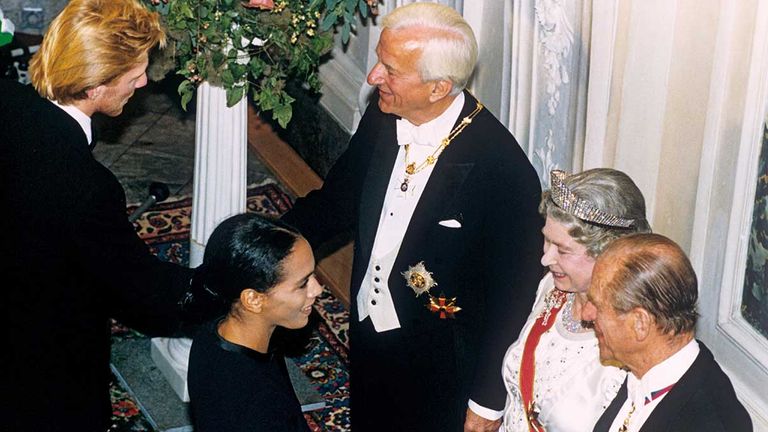 Queen Elisabeth II traf Boris Becker 1992 bei ihrer Deutschland-Reise auf Schloss Augustusburg in Brühl.
