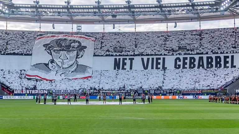 Premiere in der Champions League! Die Eintracht-Fans empfangen ihr Team mit einer mehrteiligen Choreo. "Net viel Gebabbel"...