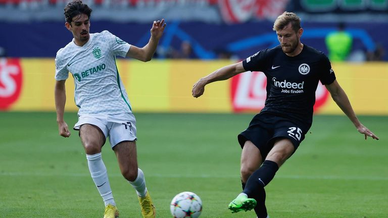 Eintracht Frankfurt bangt nach der Premiere in der Champions League um Linksverteidiger Christopher Lenz.