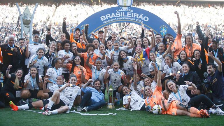 Die Corinthians-Frauen feiern die dritte Meisterschaft in Folge.