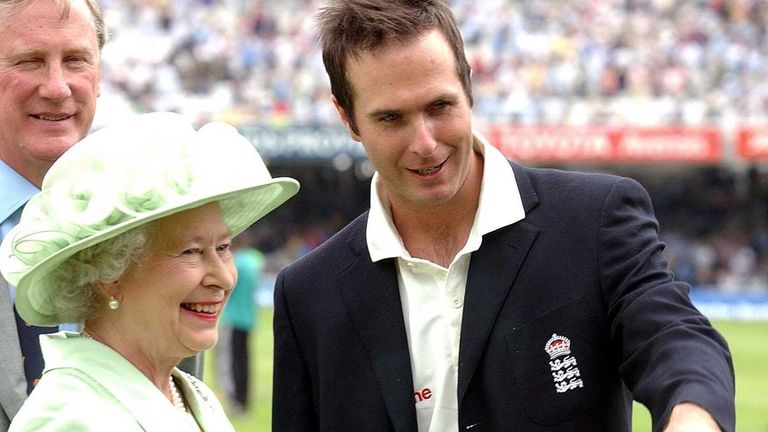 2004 besucht die Queen den Lord's Cricket Ground in London. Hier ist sie mit England-Kapitän Michael Vaughan zu sehen.