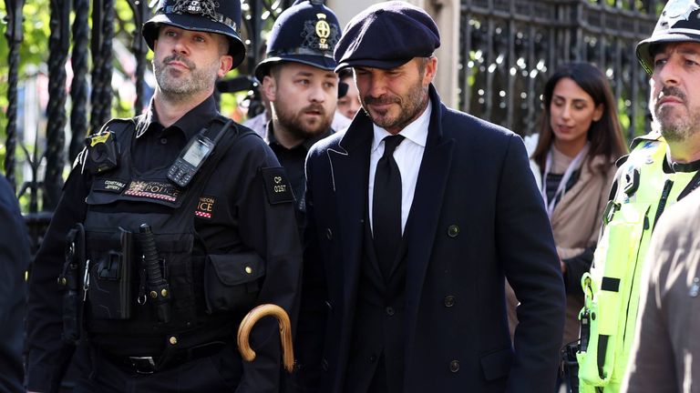 Die englische Fußabllikone David Beckham hat sich nach dem Tod der Queen von ihr in der Westminster Hall verabschiedet. Mehr als zwölf Stunden stand er dafür in der Schlange.