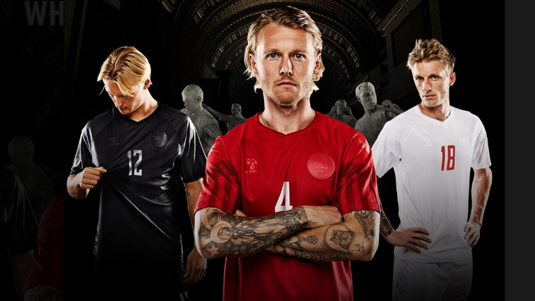 DÄNEMARK: Im jeweils komplett einfarbigen Design sind die drei Trikots der dänischen Mannschaft für Katar gehalten. Während das Heimtrikot ganz in rot und das Auswärtstrikot komplett weiß ist, wählte man für das Ausweichtrikot die Farbe schwarz. 