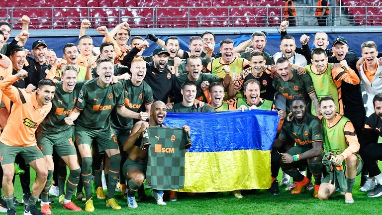 Das Team von Schachtjor Donezk feierte den Sieg in Leipzig mit der ukrainischen Flagge.