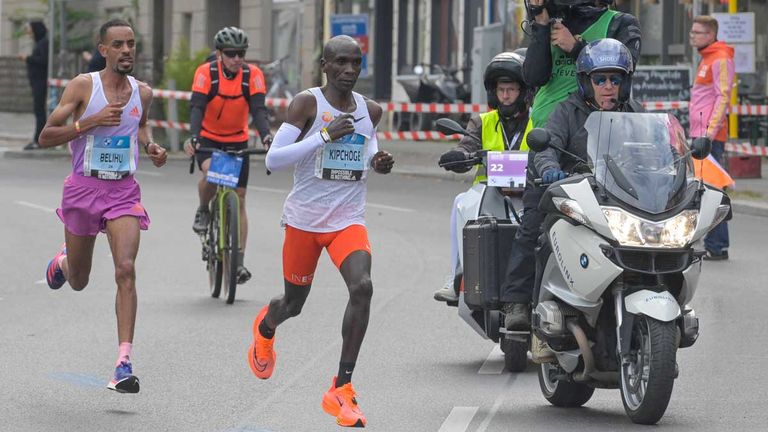 Eliud Kipchoge stellt beim Berlin-Marathon einen neuen Weltrekord auf. 