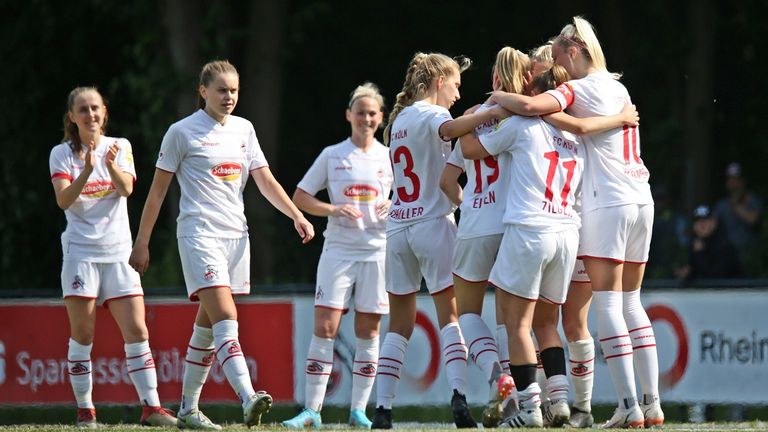 Die Frauenbundesliga-Mannschaft des 1. FC Kölns freut sich zukünftig über eine Waschmaschine und einen Trockner beim Verein. 