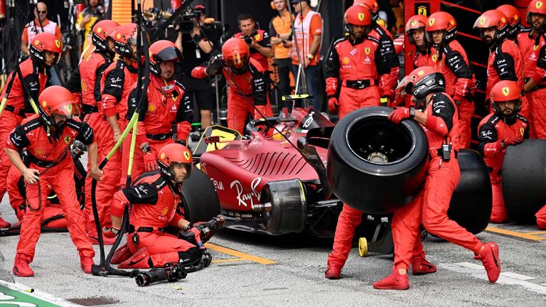 Ferrari patzt bei Carlos Sainz in der Boxengasse von Zandvoort.