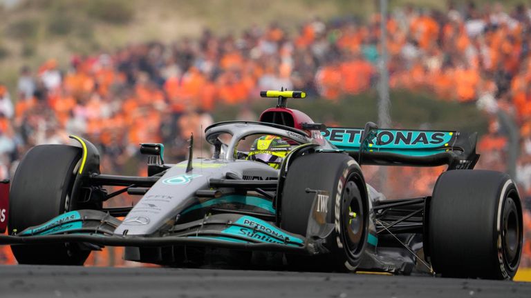 Lewis Hamilton hat sich bei seinem Mercedes-Team für den Ausraster über den Teamfunk beim Formel-1-Rennen der Niederlande entschuldigt.