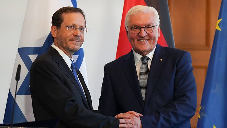 Bundespräsident Frank-Walter Steimeier empfängt den israelischen Staatspräsidenten Izchak Herzog zu einem Staatsbesuch.
