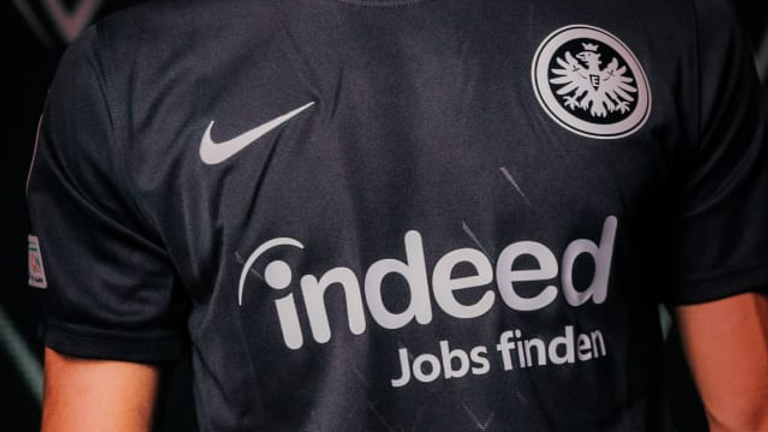 Die Eintracht hat ihr Trikot für die Champions League vorgestellt.