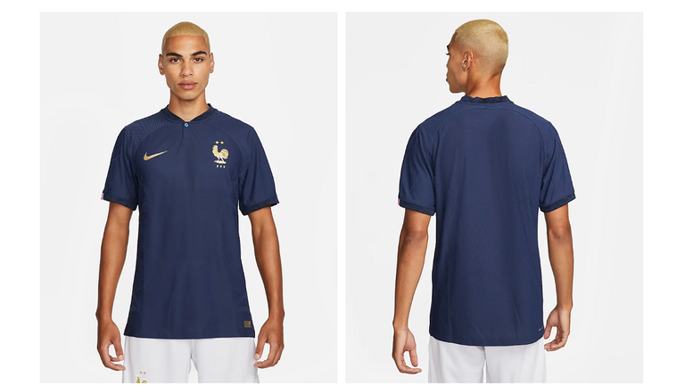 FRANKREICH: Les Bleus zeigen sich auch bei der WM 2022 im gewohnten dunkelblauen Look. Dieses Mal ist das Trikot allerdings besonders schlicht und nur das Wappen mit den zwei Sternen und das Nike-Logo heben sich in Gold ab. (Bildquelle: nike.com)