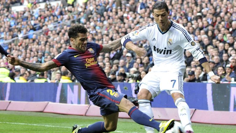 Wie so häufig: Cristiano Ronaldo und Dani Alves im Zweikampf um den Ball