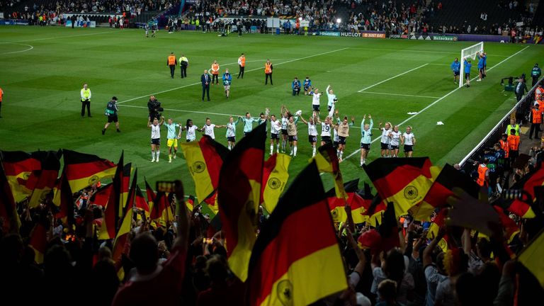 Fußball Dfb Bewirbt Sich Mit Vier Nrw Städten Für Die Frauen