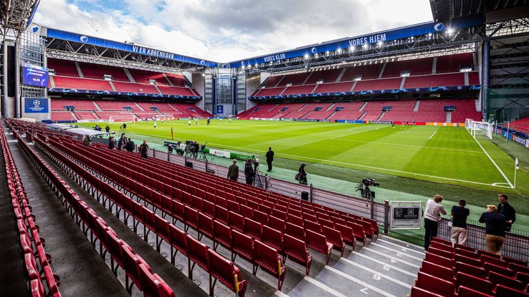 Der FC Kopenhagen hat im heimischen Parken-Stadion den FC Sevilla empfangen. Bereits vor dem Spiel sorgte der dänische Verein für eine coole Aktion, als sie die spanischen Auswärtsfans mit Freibier ausstatteten.