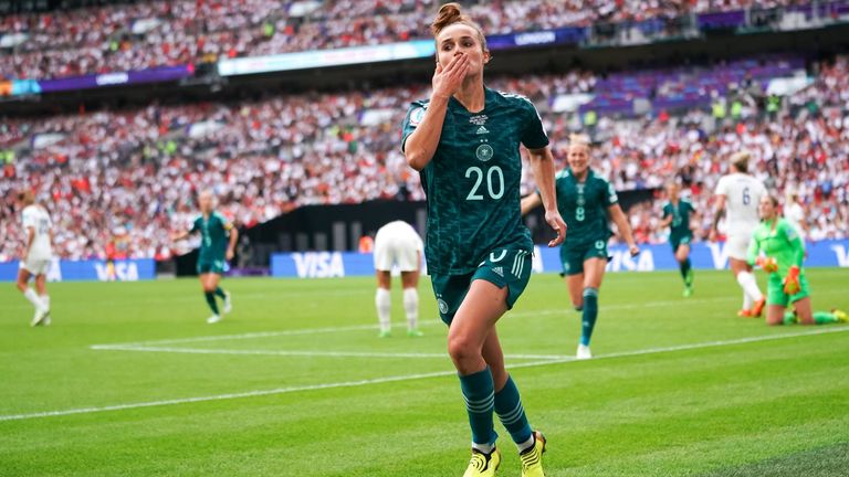 "Wir Fußballerinnen sollten ab der 2. Liga so gut verdienen, dass niemand mehr nebenbei arbeiten gehen muss."